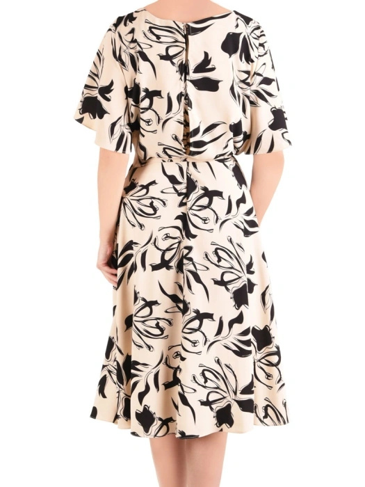 Elegancka rozkloszowana sukienka midi w beżowe wzory – kobiecy krój modelujący sylwetkę 41645