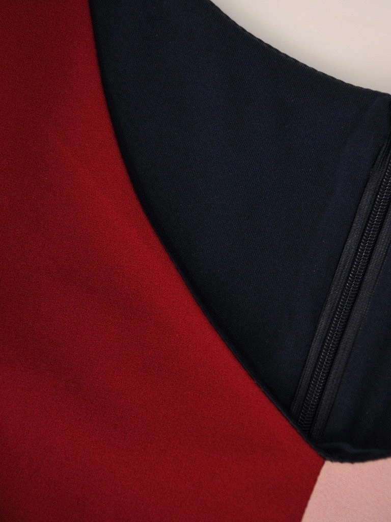 Elegancka granatowa sukienka o prostym kroju – wysmuklający fason z kontrastowymi wstawkami 19349
