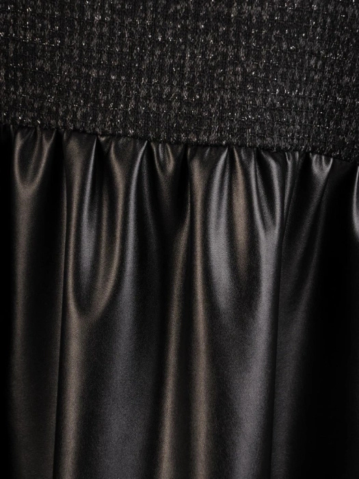 Elegancka sukienka trapezowa czarna – przedłużane boki optycznie modelują sylwetkę 27973