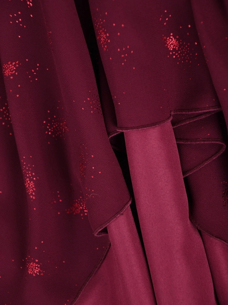 Elegancka bordowa suknia wieczorowa maxi rozkloszowana – kobiecy krój z wiązaniem podkreślającym talię 41203