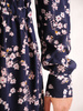 Granatowa sukienka w kwiaty z koszulową górą 30350