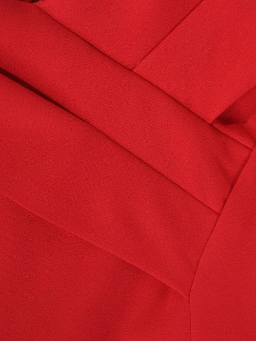 Elegancka koralowa sukienka na andrzejki o prostym kroju – dekolt w serek wysmuklający sylwetkę 19414