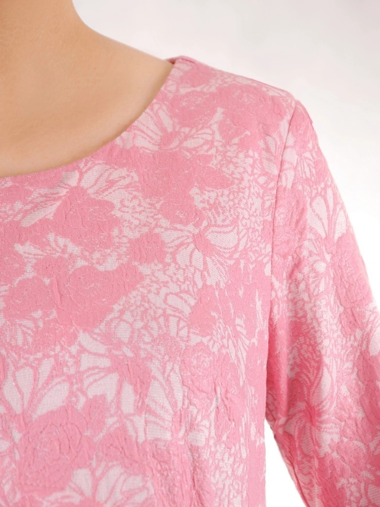 Elegancka sukienka trapezowa midi w kwiaty – kobiecy krój subtelnie modelujący sylwetkę 35713