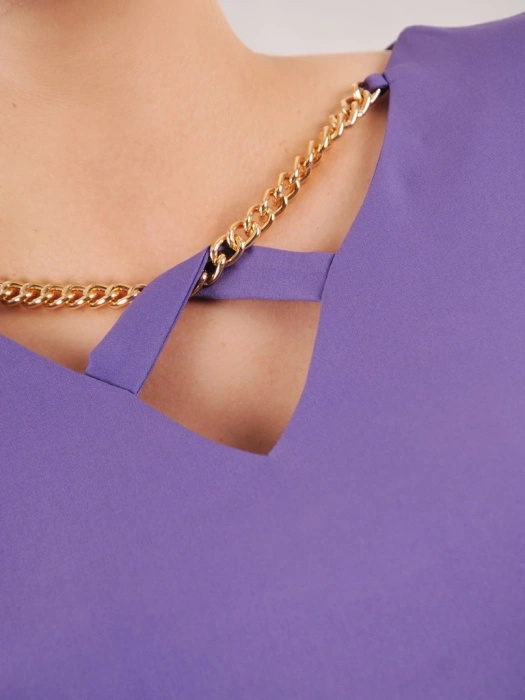 Fioletowa sukienka rozkloszowana midi z rękawem 3/4 – kontrafałda i dekolt serek akcentują talię 35381