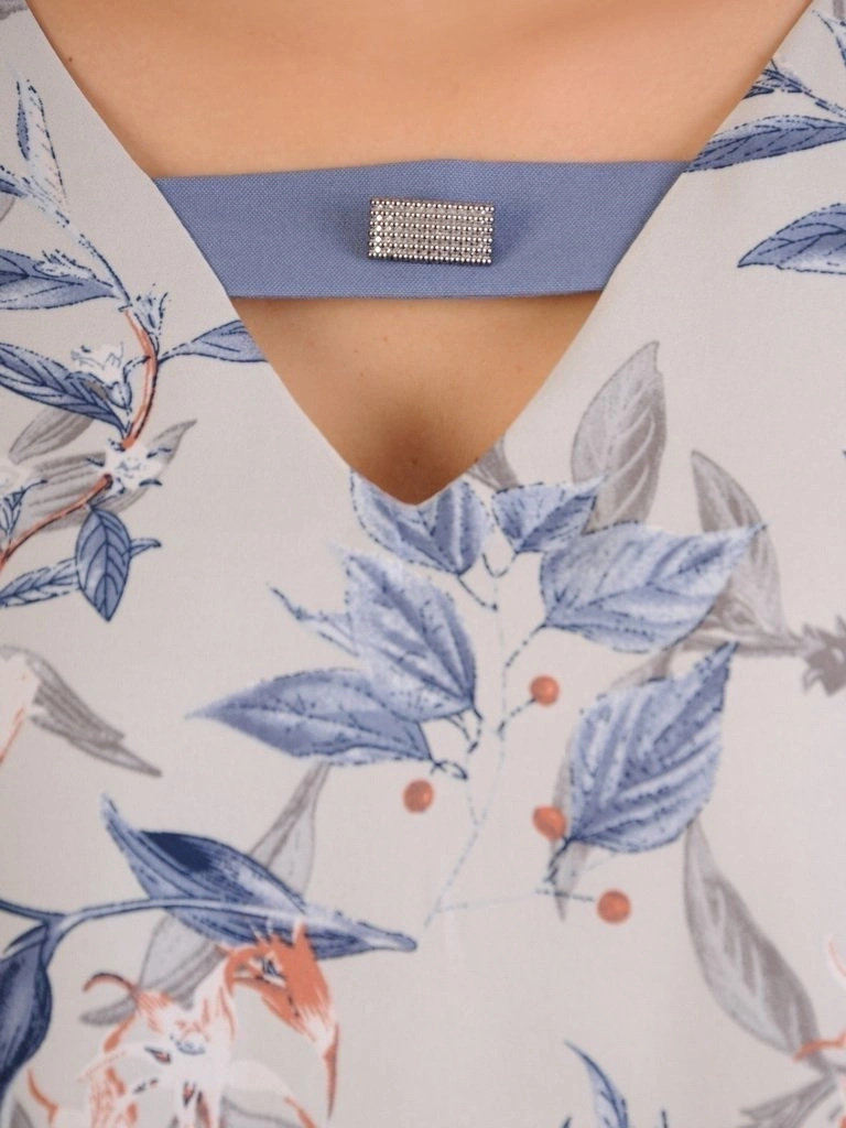 Elegancka niebieska sukienka w kwiaty midi – prosty krój z szykowną warstwą i broszką modelujący sylwetkę 28898