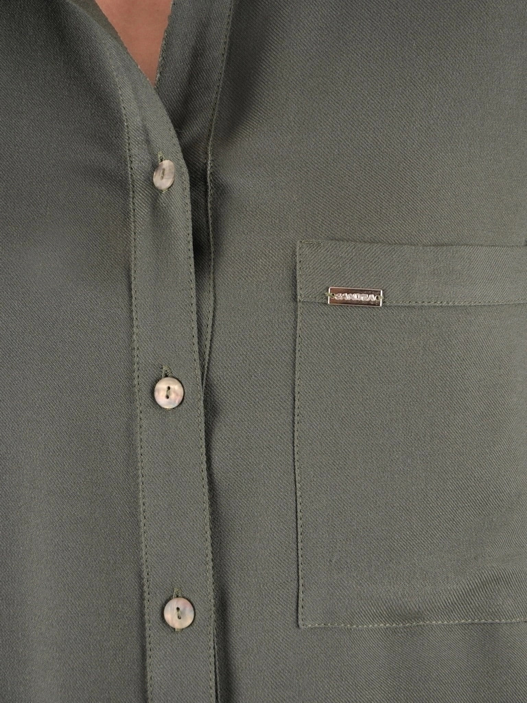 Elegancka wiskozowa koszula damska khaki – prosty krój z kieszenią maskujący biodra 39137
