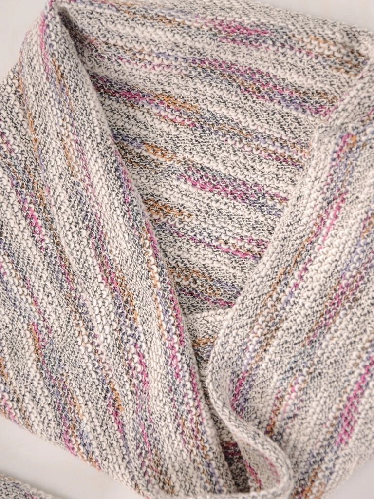 Wzorzysta sukienka midi z rękawem 3/4 – prosty fason z eleganckim kominem 38799