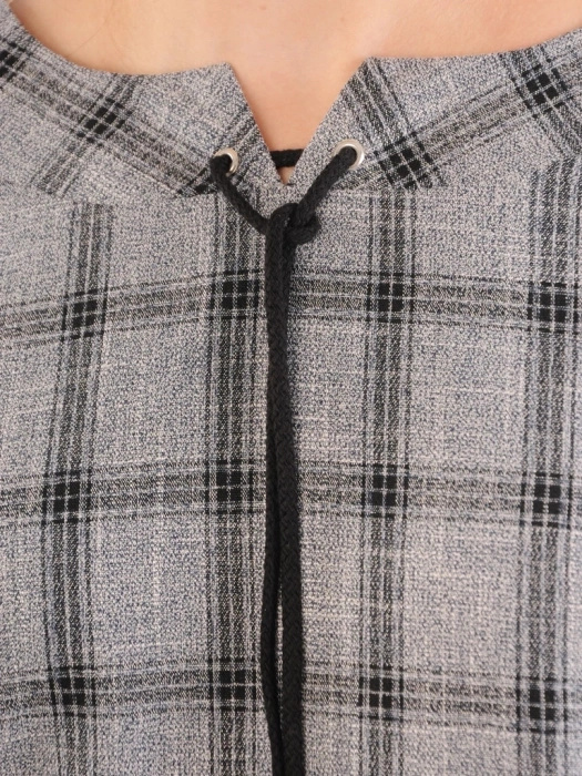 Elegancka sukienka do pracy w kratkę – prosty fason z baskinką modelującą talię 33925