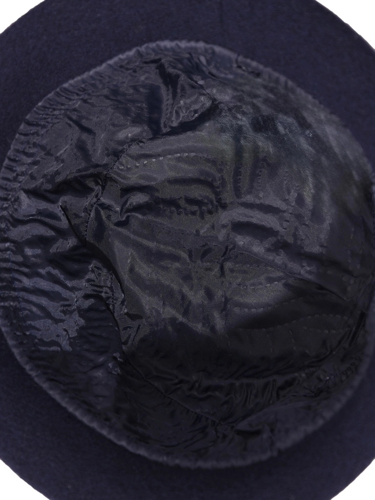 Elegancki kapelusz damski zimowy cloche granatowy – ciepły model z biżuteryjną ozdobą 40920