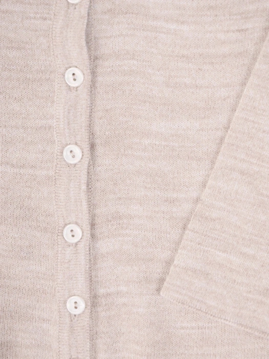 Elegancki sweter damski rozpinany beżowy – prosty krój z kobiecym dekoltem na jesień 38680
