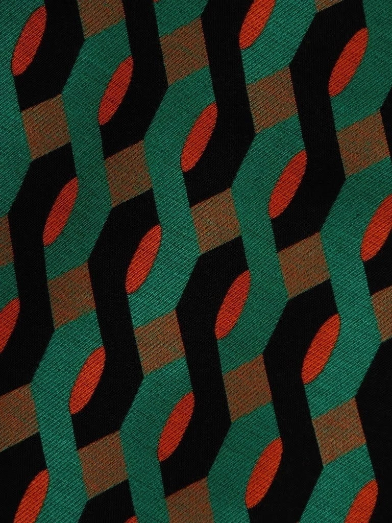 Wizytowa sukienka trapezowa midi w geometryczne wzory – fason maskujący biodra i stylowy dekolt łódka 20898