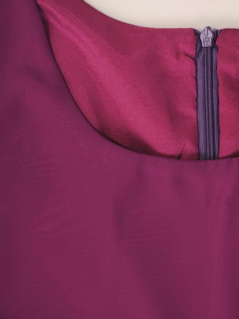 Elegancka fioletowa sukienka wizytowa trapezowa midi – warstwowy przód i ozdobne rękawki 30467