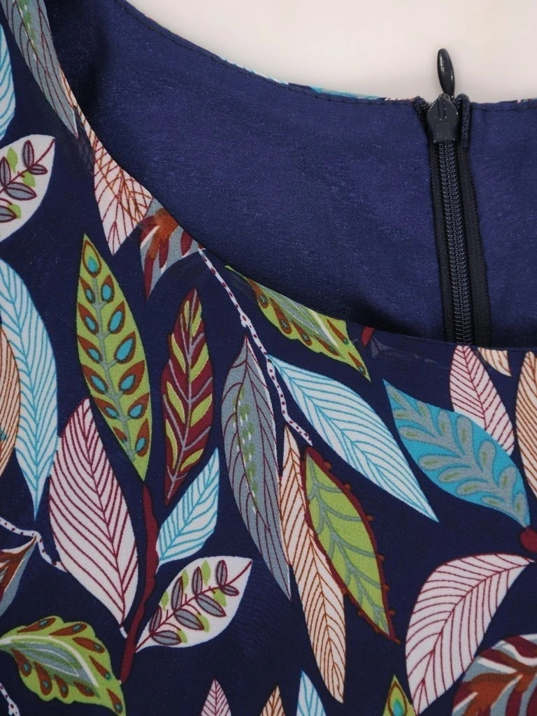 Granatowa sukienka midi w liście – rozkloszowany krój z wiązaniem na plecach i motylkowym rękawem 25618