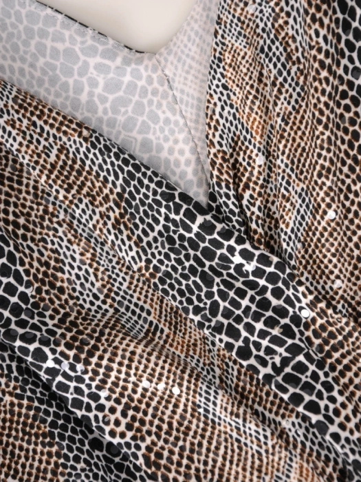Czarna sukienka wieczorowa maxi rozkloszowana w zwierzęcy print – kobiecy fason z paskiem modelującym talię 38987