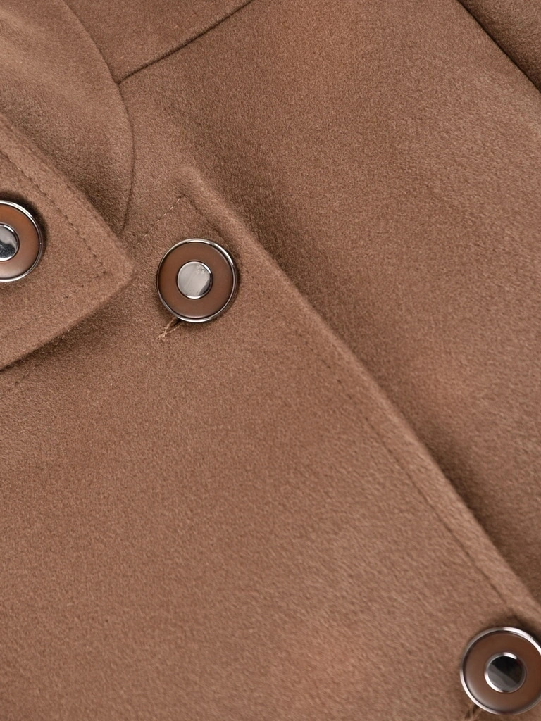 Elegancki płaszcz damski na jesień w modnym odcieniu beżu – prosty fason ze stójką zapewniający szyk 36933