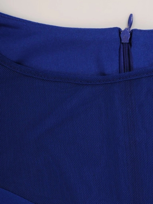 Elegancka chabrowa sukienka trapezowa na wesele i andrzejki – tuszujący biodra fason z koronką 24371