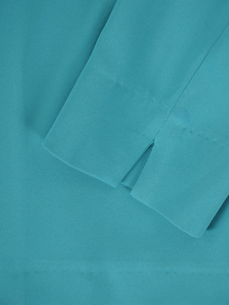 Garsonka damska na wesele maxi w szmaragdowe kwiaty – plisowany dół z żakietem 3/4 39309