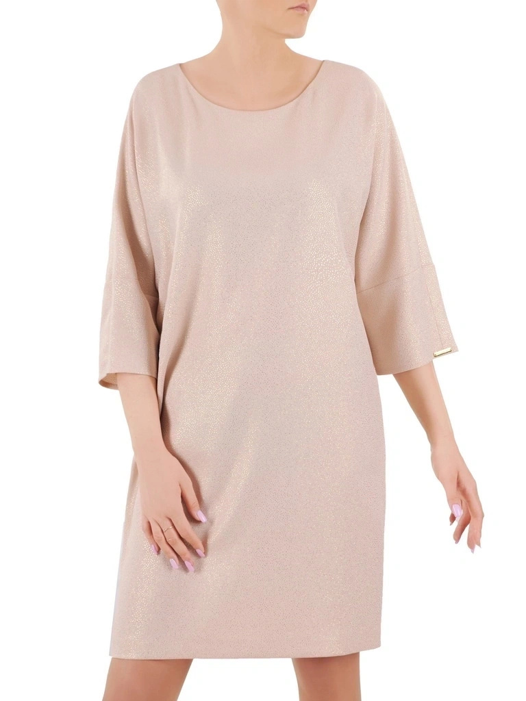 Elegancka beżowa sukienka tuba midi z kimono 3/4 – subtelnie połyskująca kreacja wizytowa z zapięciem na plecach 36097
