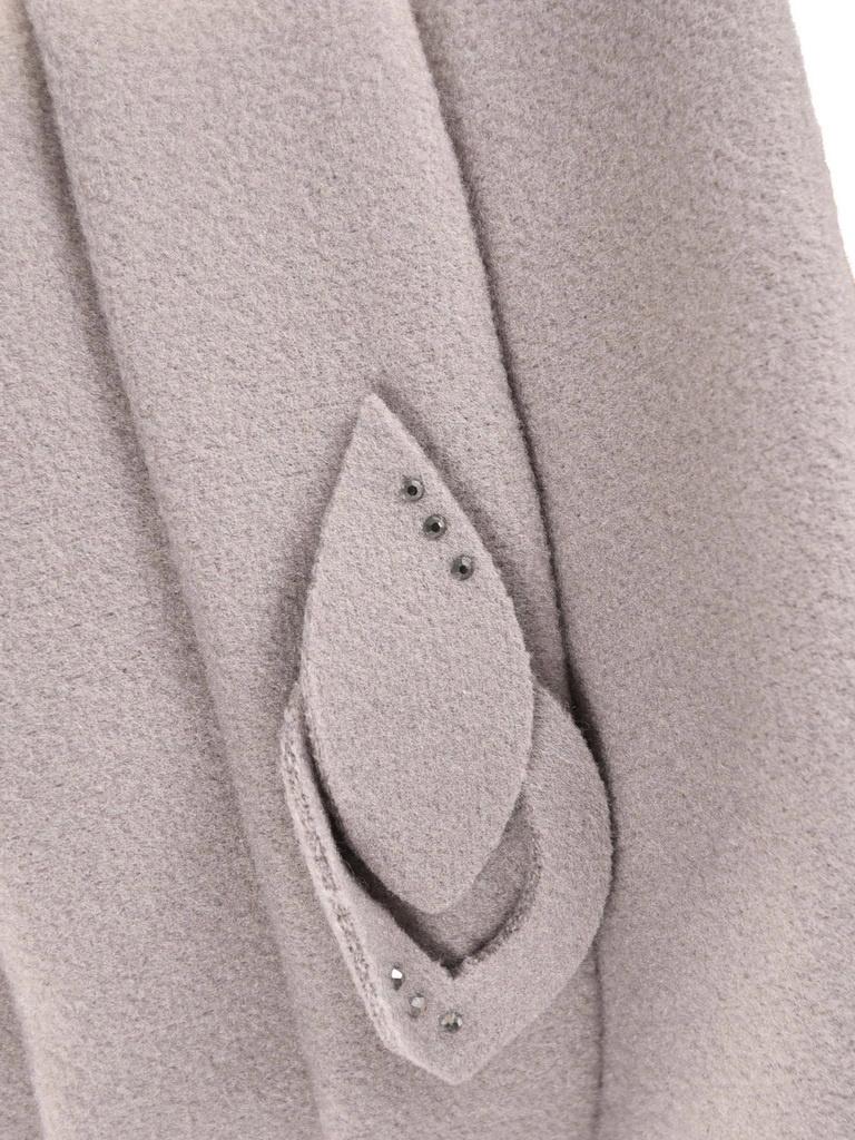 Szary kapelusz damski cloche w stylu retro – elegancki model z krótkim rondem, ozdobną wstawką i cyrkoniami 40912