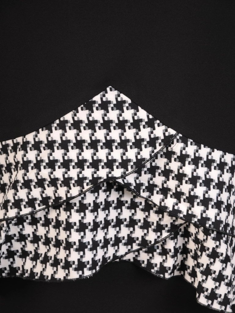 Czarno-biała sukienka wizytowa w pepitkę – prosty krój z ozdobną falbaną i dekoltem serek 30337