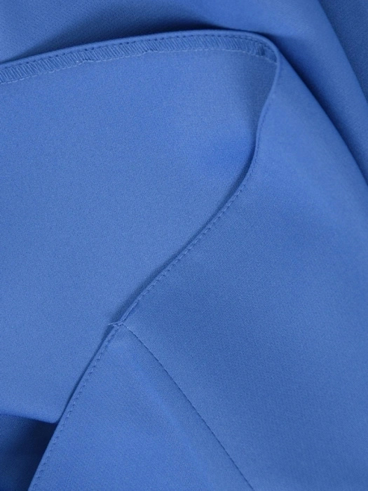 Elegancka niebieska sukienka trapezowa midi – fason swobodnie tuszujący biodra 42033