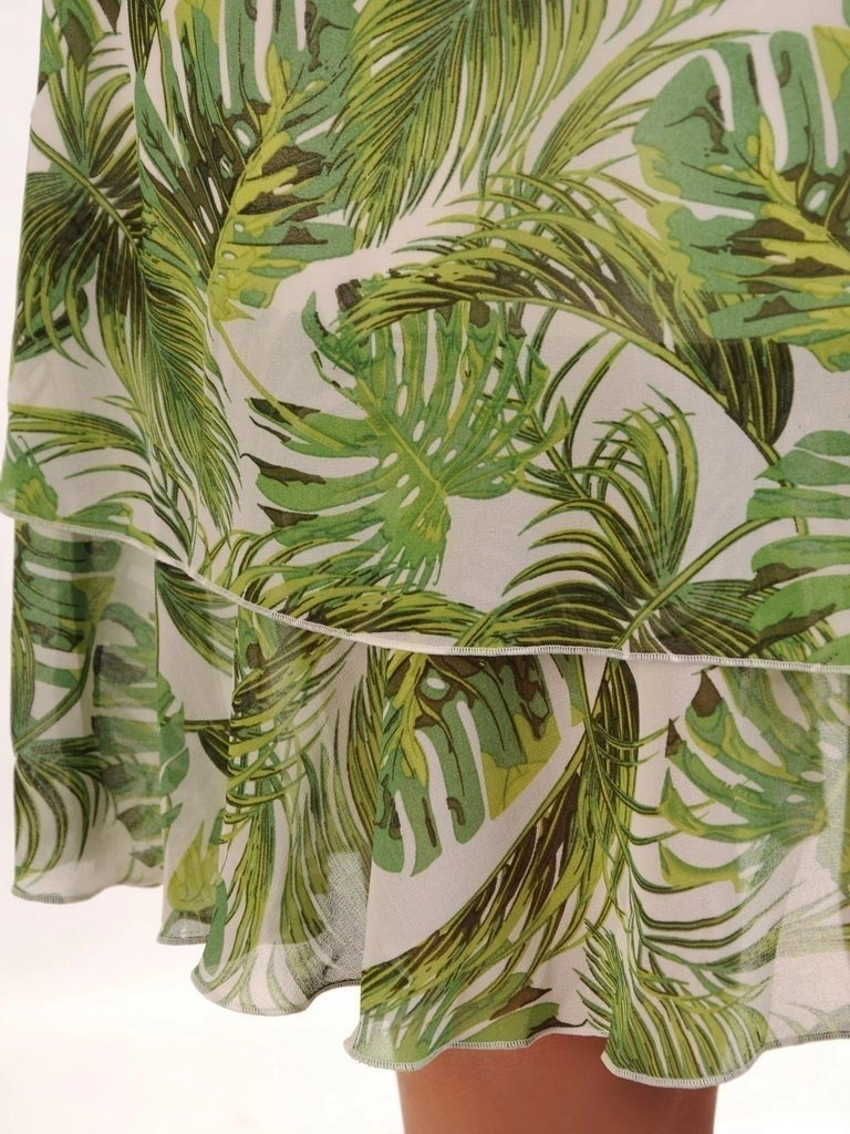 Zielona sukienka trapezowa midi w liście z dekoltem serek – zwiewna kreacja z falbaną maskująca biodra 26088