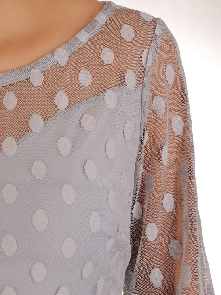 Gołębia sukienka rozkloszowana w grochy na wesele i święta – fason pięknie podkreślający talię 27633