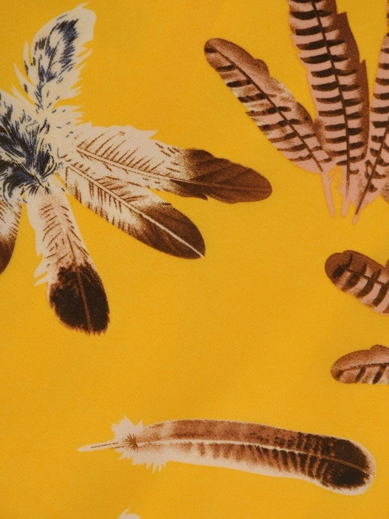 Rozkloszowana sukienka wizytowa midi w kolorowy wzór – zwiewny fason modelujący talię 20470