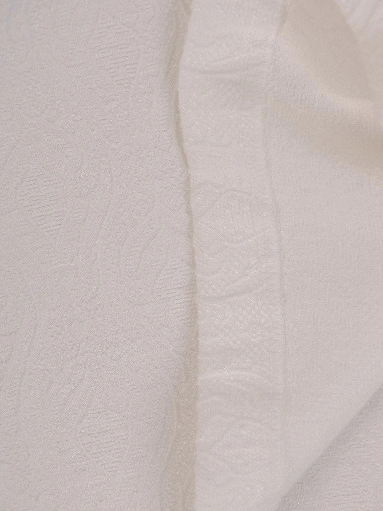 Koktajlowa sukienka midi ecru o fasonie tuby z dekoltem łódka – odpinana broszka dodająca szyku na lato 9845