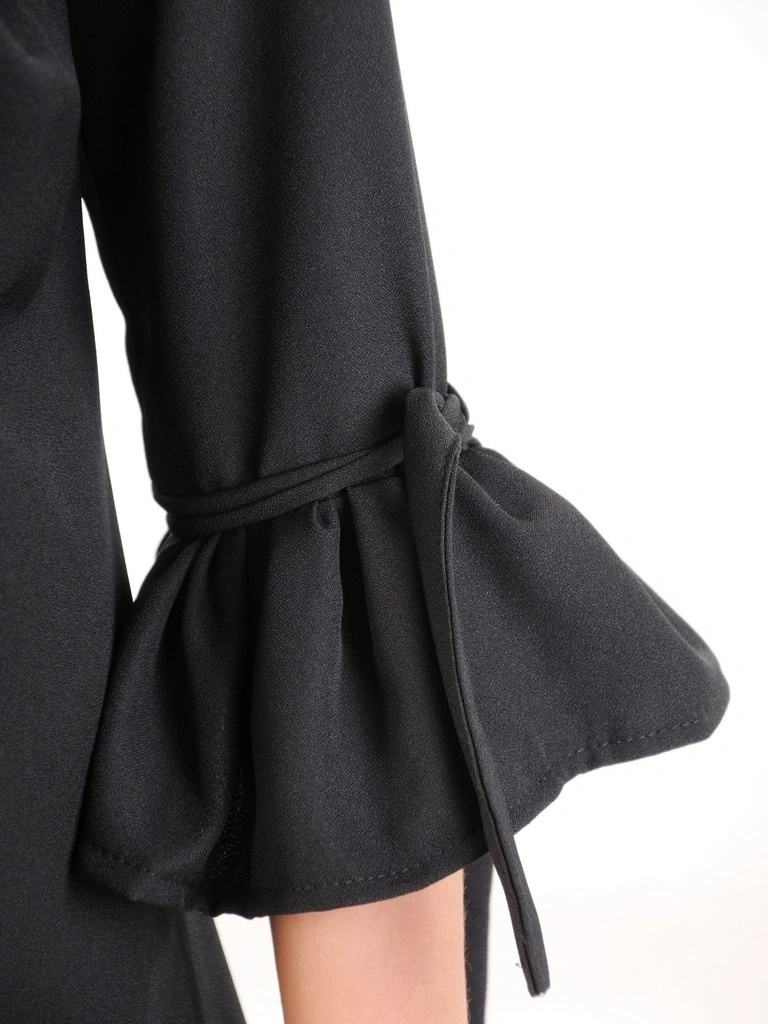 Elegancka czarna sukienka trapezowa midi – rękawy 3/4 z falbanami i kobiecy dekolt w serek 32443