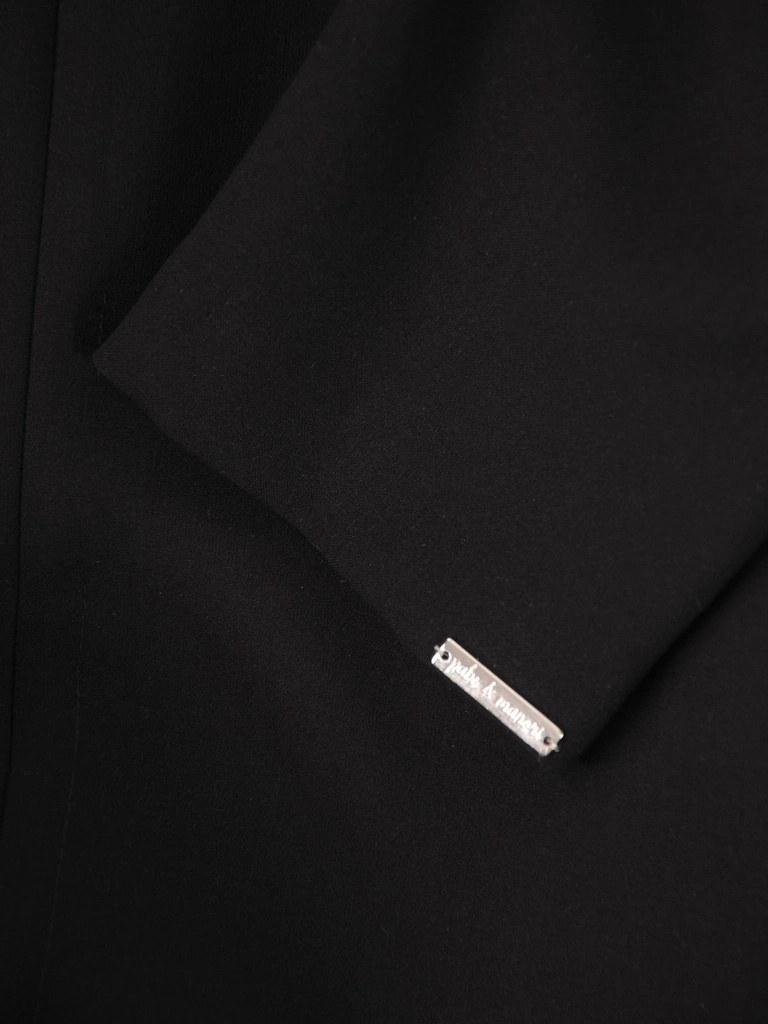 Elegancka czarna sukienka midi o prostym kroju – modelujące sylwetkę przeszycia i kieszenie 38721
