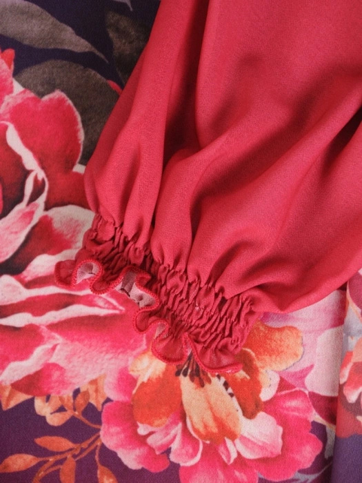 Wizytowa sukienka midi w kwiaty z rękawem kimono – sprytna narzutka wysmuklająca sylwetkę 33015