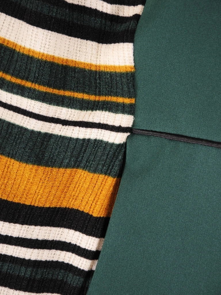 Zielona sukienka w paski z kwadratowym dekoltem – prosty fason z efektowną baskinką 36570