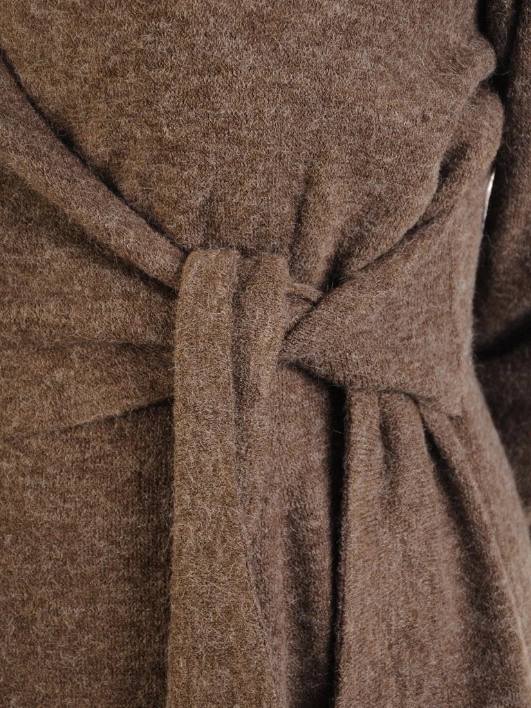 Elegancka sukienka damska midi w odcieniu cappuccino – optycznie wyszczuplające zaszewki i odpinany komin 34293