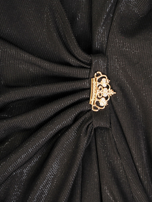Czarna połyskująca sukienka wizytowa z ozdobną, wyszczuplającą zakładką  33915