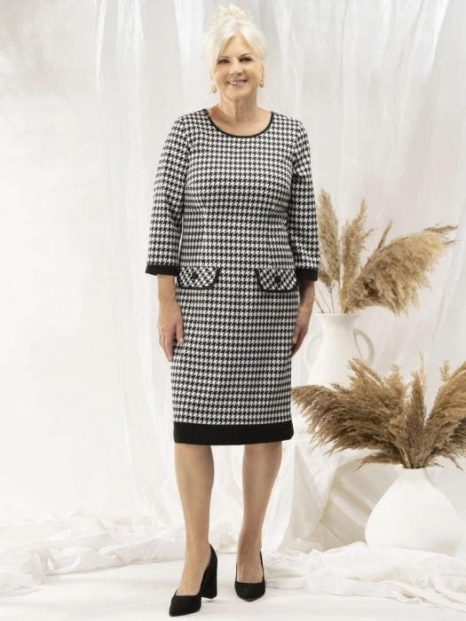 Elegancka czarno-biała sukienka w pepitkę – prosty fason z ozdobnymi patkami do biura 31078