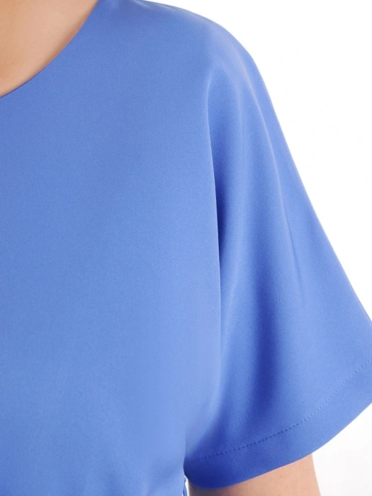 Elegancka błękitna sukienka ołówkowa do kolan – stylowy model z paskiem i rękawem kimono 36094