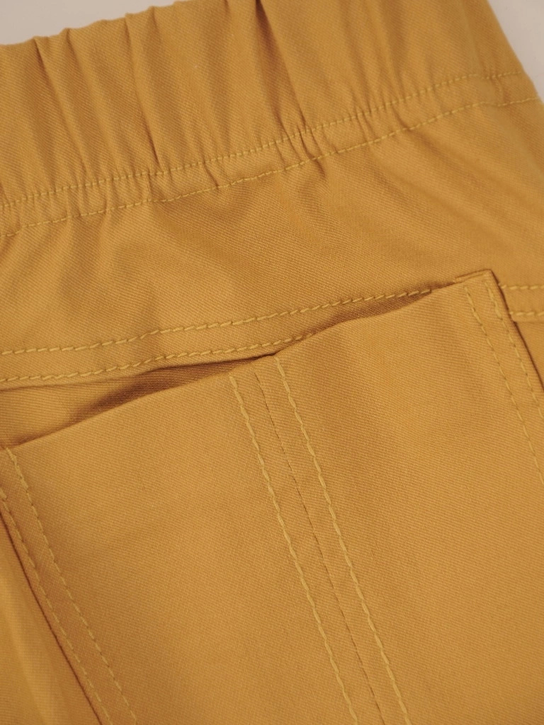 Musztardowe spodnie z prostymi nogawkami i elastycznym pasem – fason wysmuklający sylwetkę plus size na co dzień 34871