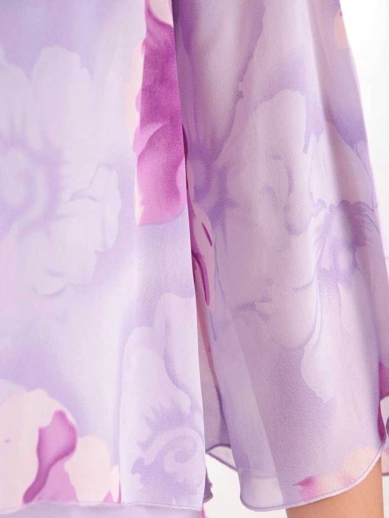 Elegancka liliowa sukienka wizytowa w kwiaty – prosty fason z wysmuklającymi zaszewkami 37974