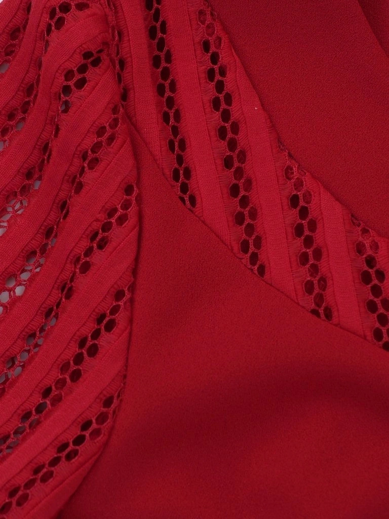 Elegancka czerwona sukienka midi z krótkim rękawem – prosty fason z ozdobnym dekoltem serek 14386