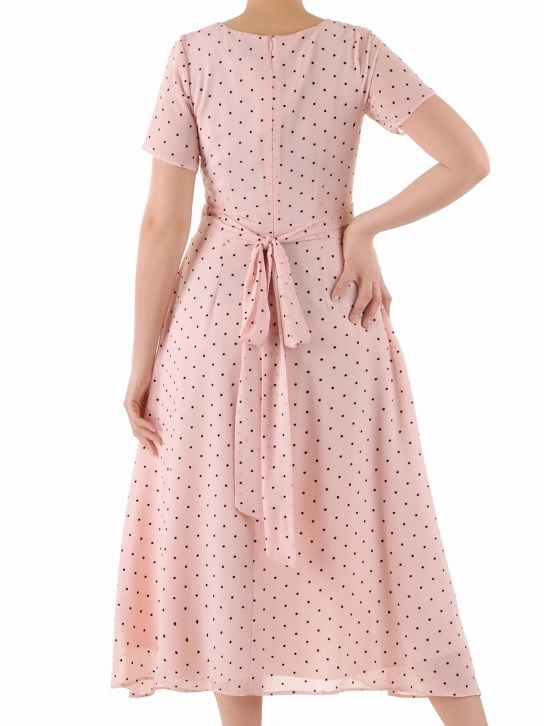 Elegancka sukienka midi w groszki pudrowy róż – rozkloszowany krój z kontrafałdami pięknie modelujący talię 35684
