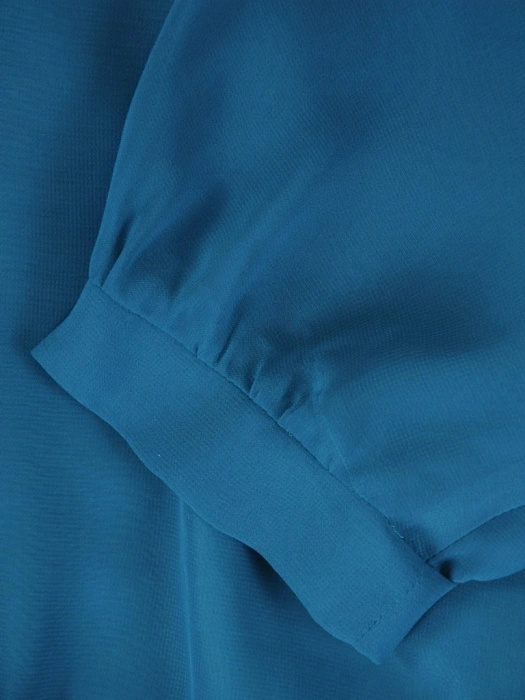 Elegancka zielona sukienka rozkloszowana maxi – kobiecy fason z efektownym rozcięciem 38657