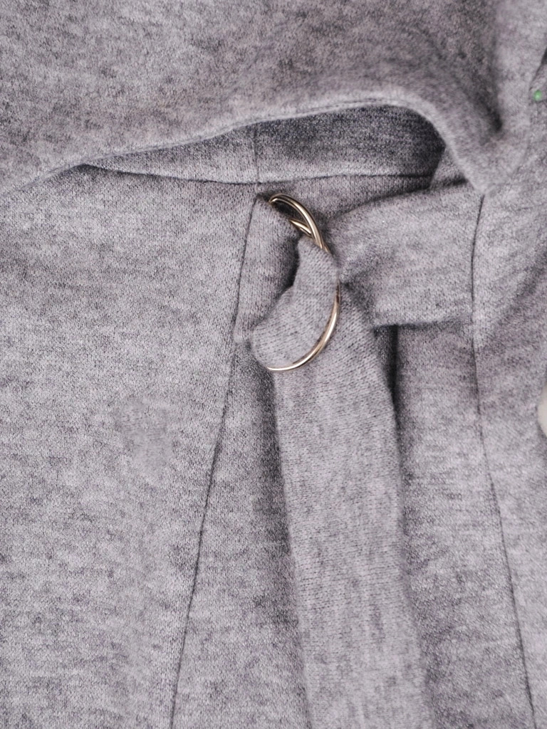 Elegancka szara sukienka midi z narzutką – prosty fason z ozdobną klamrą 36945