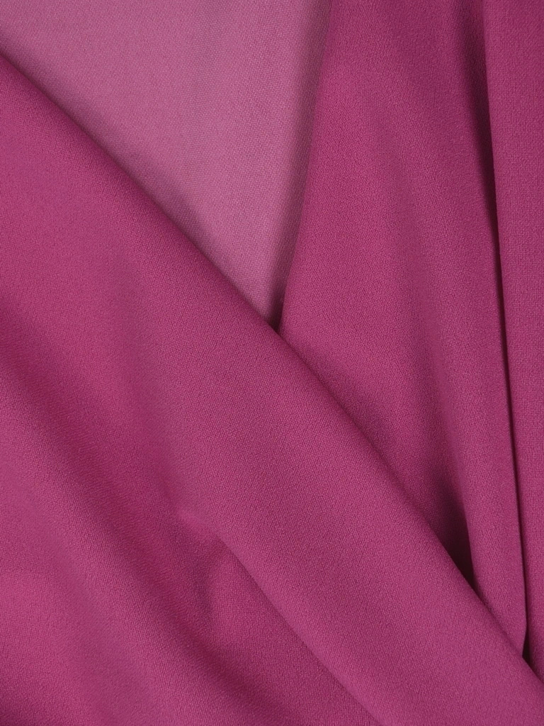 Elegancka sukienka koktajlowa amarantowa – kopertowy krój modelujący sylwetkę 37430