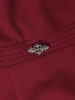 Bordowa prosta sukienka midi z dekoltem łódka – elegancka kreacja z broszką i rękawem 3/4 12968