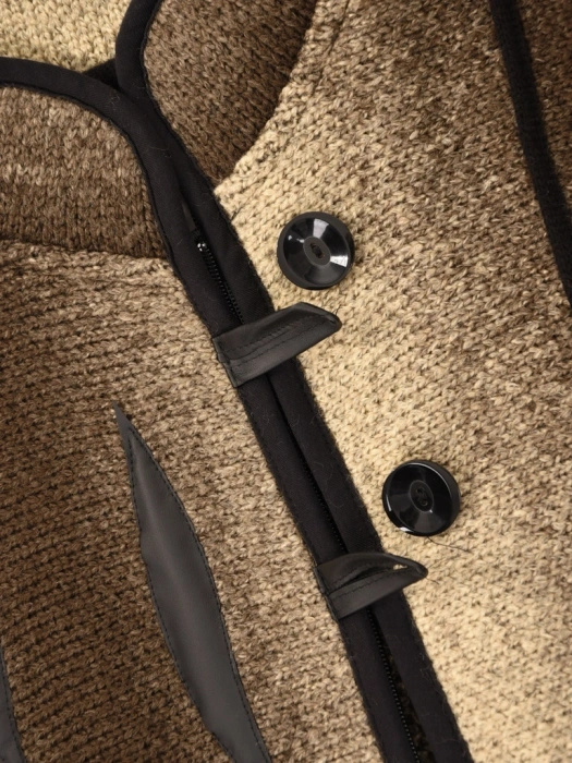 Elegancki sweter damski rozpinany ze stójką w odcieniach beżu – luźny fason z ozdobnymi guzikami 42180