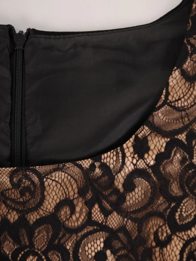 Czarna prosta sukienka wieczorowa na andrzejki i święta – modelująca sylwetkę baskinka z broszką 23383