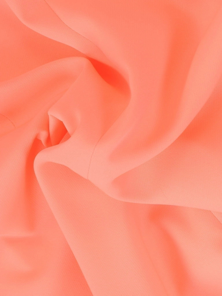 Pomarańczowa sukienka ołówkowa midi z dekoltem w serek – ozdobne falbany na rękawach i zmysłowe rozcięcie 37739