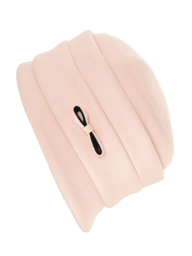 Elegancki beżowy kapelusz damski cloche na jesień – ocieplany model z ozdobną kokardą 42726