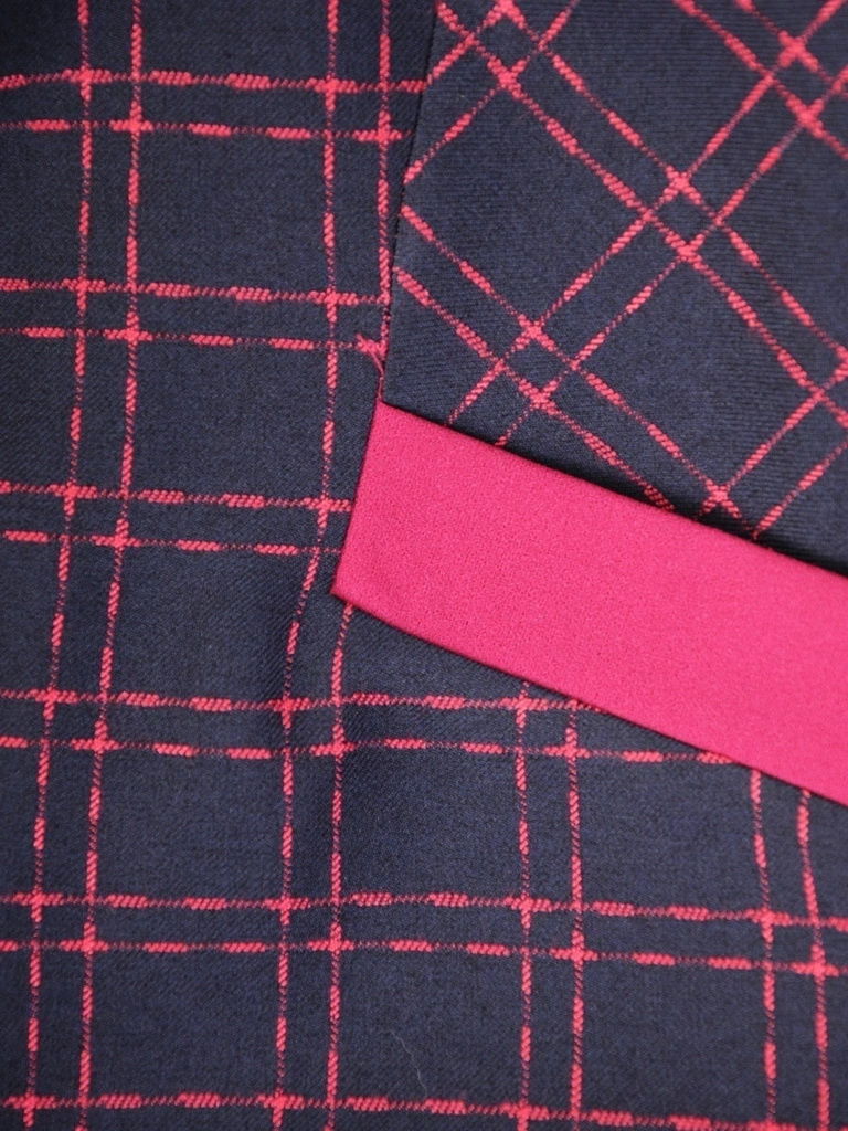 Jesienna sukienka trapezowa w kratę – kobiecy krój tuszujący biodra z eleganckim kołnierzykiem 34191
